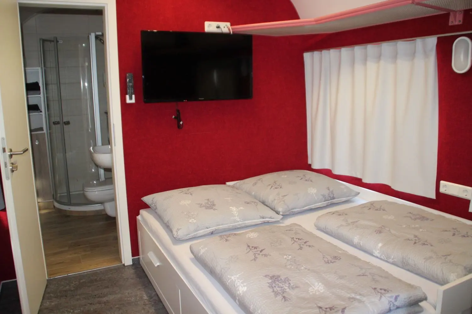 Klein, aber fein: Die Zwei- und Vierbett-Zimmer im alten Eisenbahnwaggon bieten alles, was müde Gäste – meist Urlauber oder Pilger auf dem Jakobsweg – brauchen.