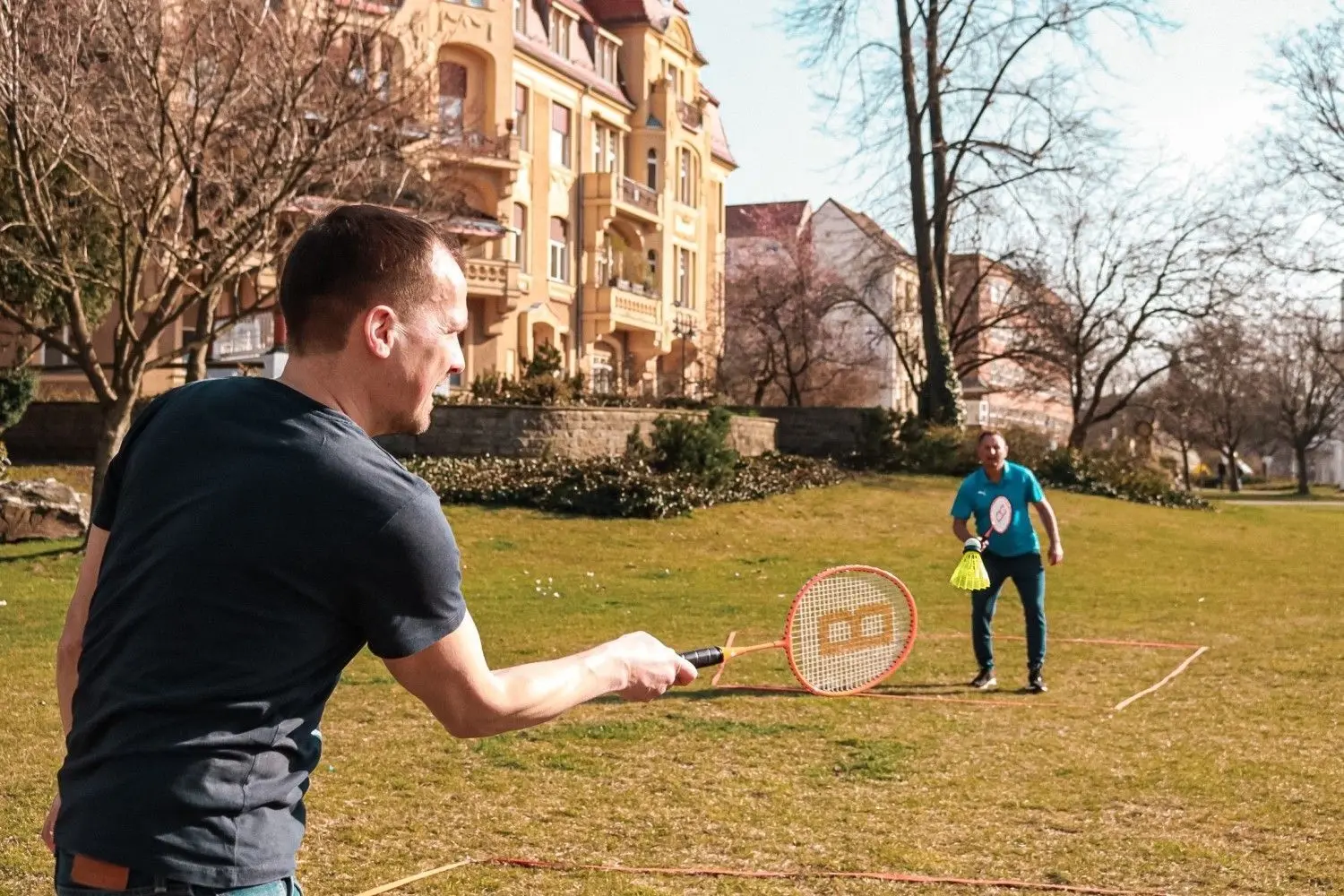 Cottbuser Erfindung mit Bäng: Ziel des Spiel ist es den Gegner mit dem Ball am Körper zu treffen. Das gibt Extra-Punkte und verkürzt den Satz.