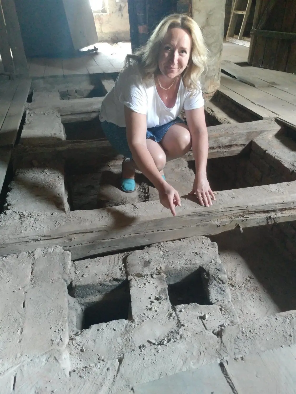 Dr. Silke Luplow zeigt Teile des Dachbodens - früher eine begehbare Räucherkammer, wo Schweine zum Haltbarmachen aufgehängt wurden. Die Backsteine am Boden sind aus Klosterformat, ein im 12. Jahrhundert von Mönchen entwickeltes, bevorzugtes Ziegelformat, was bis ins 20. Jahrhundert in der Backsteinarchitektur Verwendung fand.