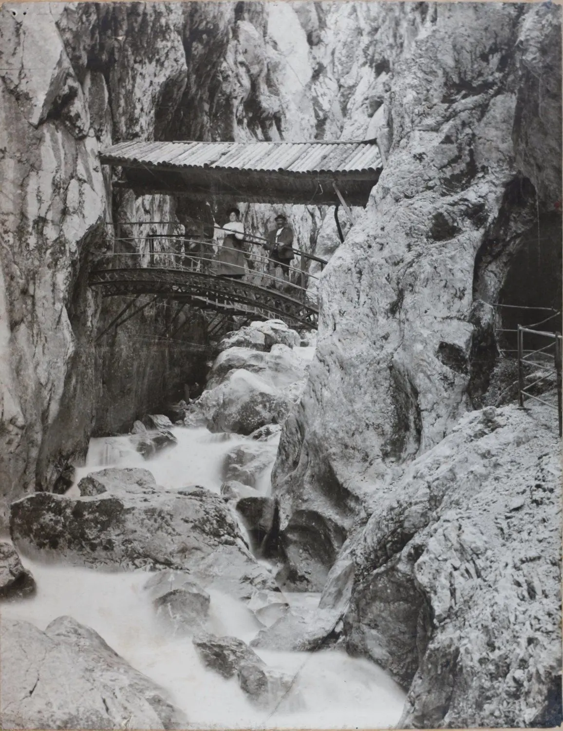 Die Bogenbrücke in der Höllentalklamm kurz nach ihrer Eröffnung 1905.