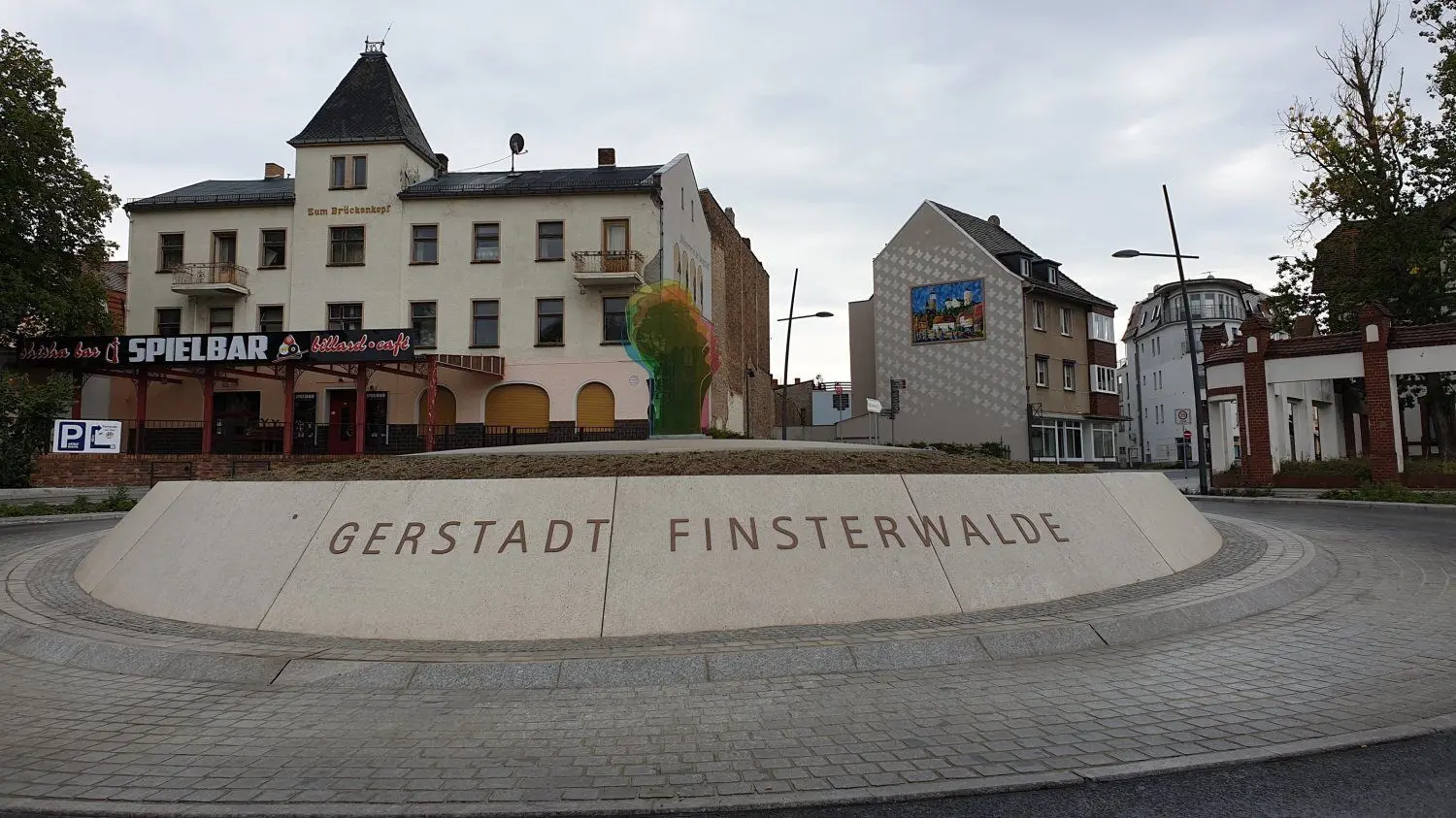 Der neue Kreisverkehr in Finsterwalde hat nicht lange durchgehalten. In der Nacht zu Samstag, 1. August, wurden von Dieben die Buchstaben S und Ä des Schriftzugs "Sängerstadt Finsterwalde" entfernt. In der Nacht zu Sonntag wurde nun der Buchstabe N gestohlen.