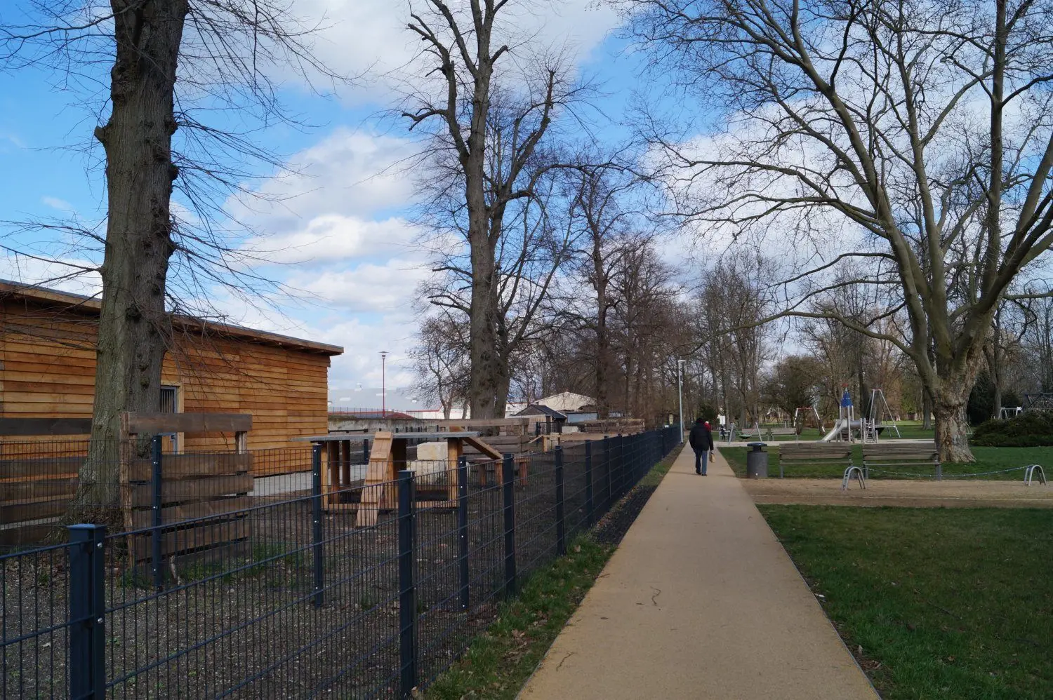 Gegenüber vom Spielplatz in Dahme befinden sich die Außenanlagen von Esel und Ziegen. Daran anschließen sollen die Volieren für Vögel und Kleintiere. So entsteht ein stimmiges Ensemble.