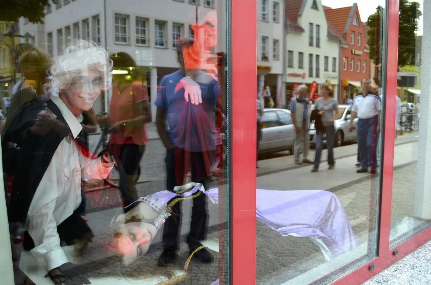 Zu den beliebten Dauerbrennern unter den Veranstaltungen von „Wir für Lübben“ gehört die Shoppingnacht. Teil davon sind die „lebenden Schaufenster“ die bei den Gästen und Passanten für Überraschungen sorgen - gern auch mit Gruselfaktor.