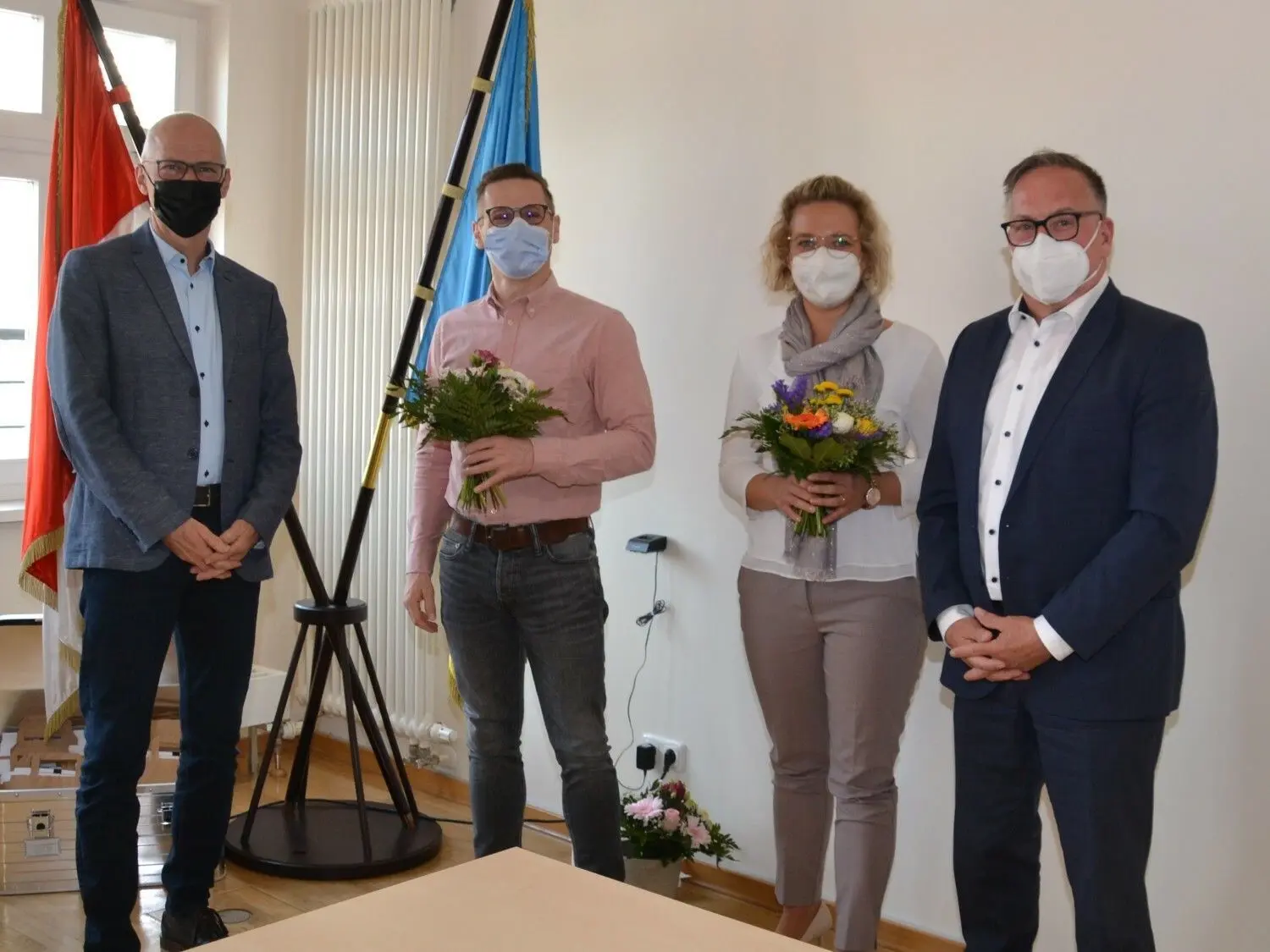 Der Vorsitzende der Stadtverordnetenversammlung Uwe Pielenz (l.) und Bürgermeister Helmut Wenzel (r.) gratulieren den künftigen Fachbereichsleitern Jessica Weiner und Patrick Boslau.