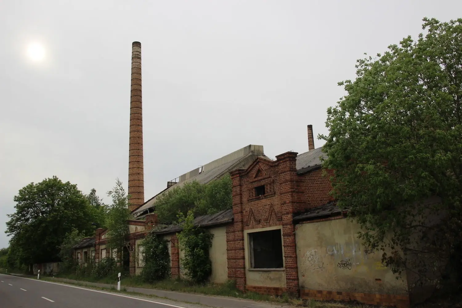 Die Tage der Haidemühler Glashütte sind gezählt. Doch wann sie genau der Grube weichen muss, weiß bislang noch niemand.