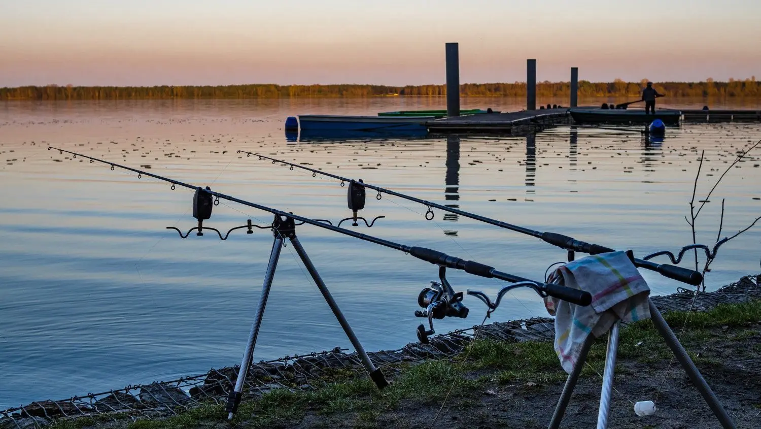 Angler werfen am Spremberger Stausee gern die Angeln aus. Das Gewässer ist ausgesprochen reich an Fischen.