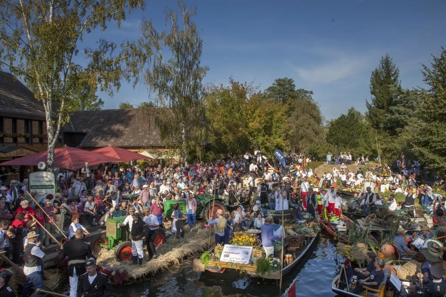 Abschlussbild vor der Gaststätte zum Fröhlichen Hecht beim Lehdefest-Kahnkorso im Jahr 2016.
