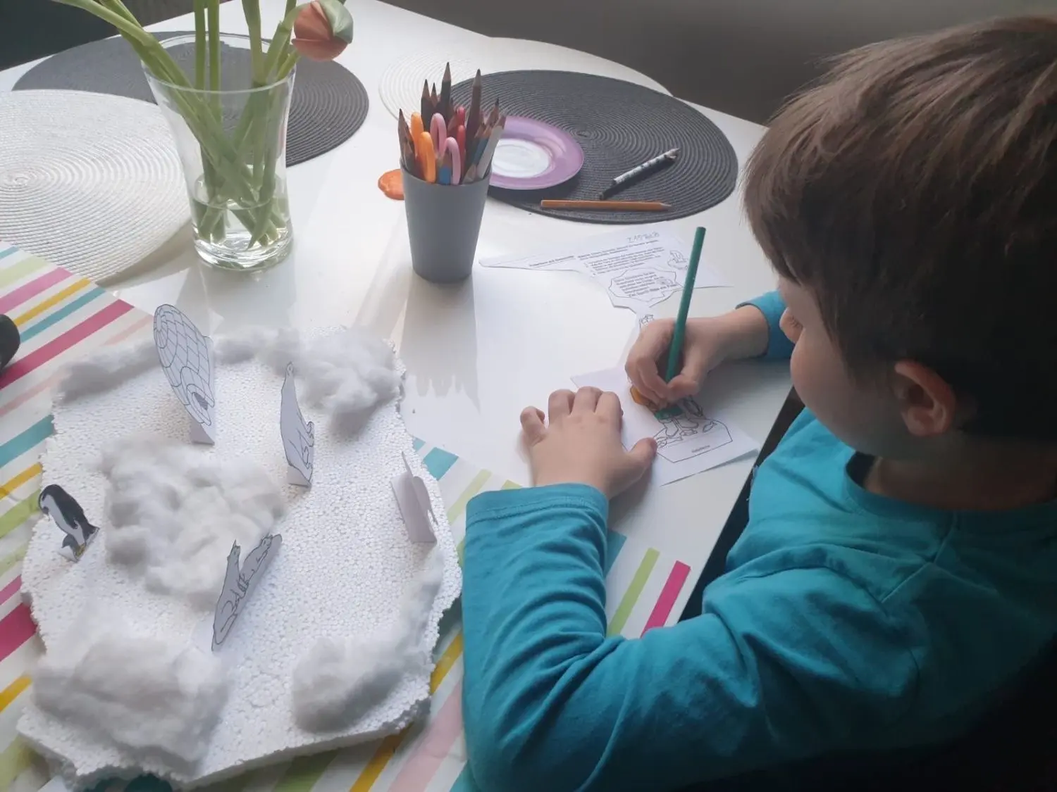 Im Distanzunterricht bearbeitet ein Erstklässler der Jahn-Grundschule ein Projekt.