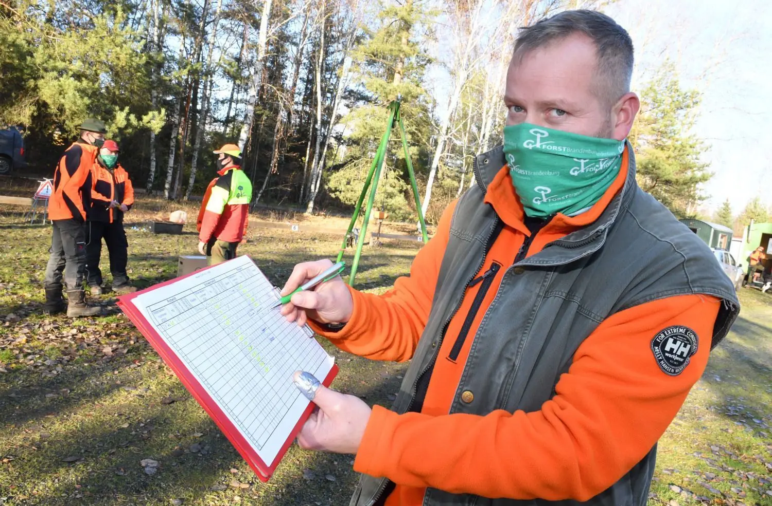 Jede Menge Dokumente müssen in diesem Jahr ausgefüllt werden. Daniel Krengel (45),Forstoberinspektor in der Landeswaldoberförsterei Doberlug, zeigt hier nur eine der Listen.