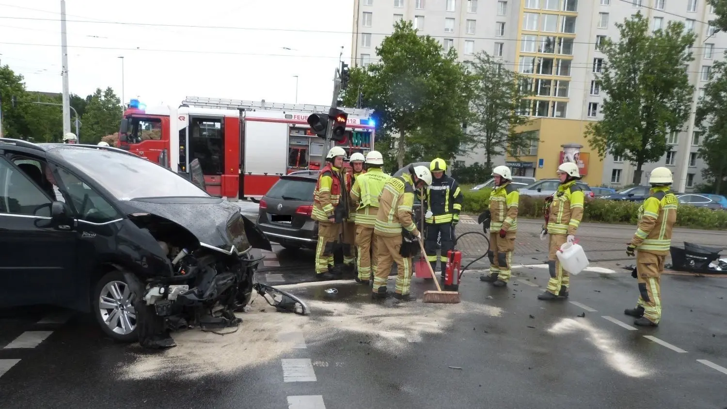Bei diesem Autounfall am Stadtring in Cottbus waren 15 Feuerwehrleute im Einsatz.