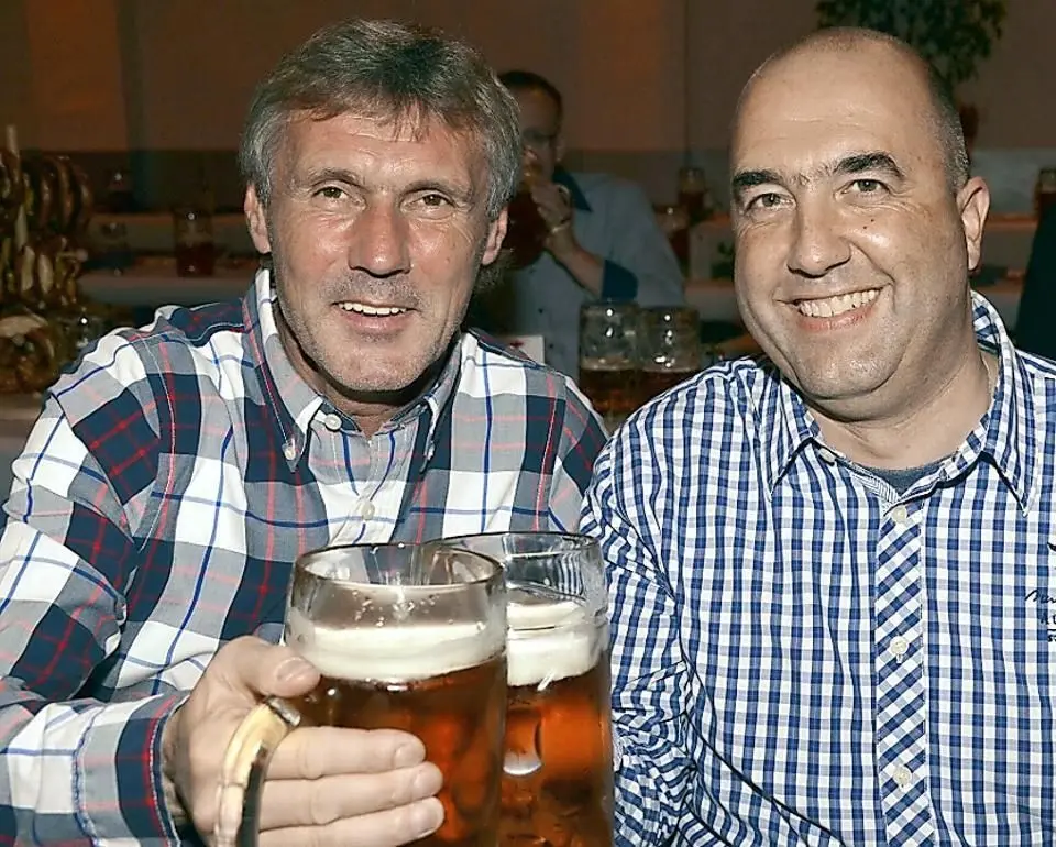 Energie-Trainer Rudi Bommer und RUNDSCHAU-Geschäftsführer An dreas Heinkel ließen sich das Oktoberfestbier schmecken.