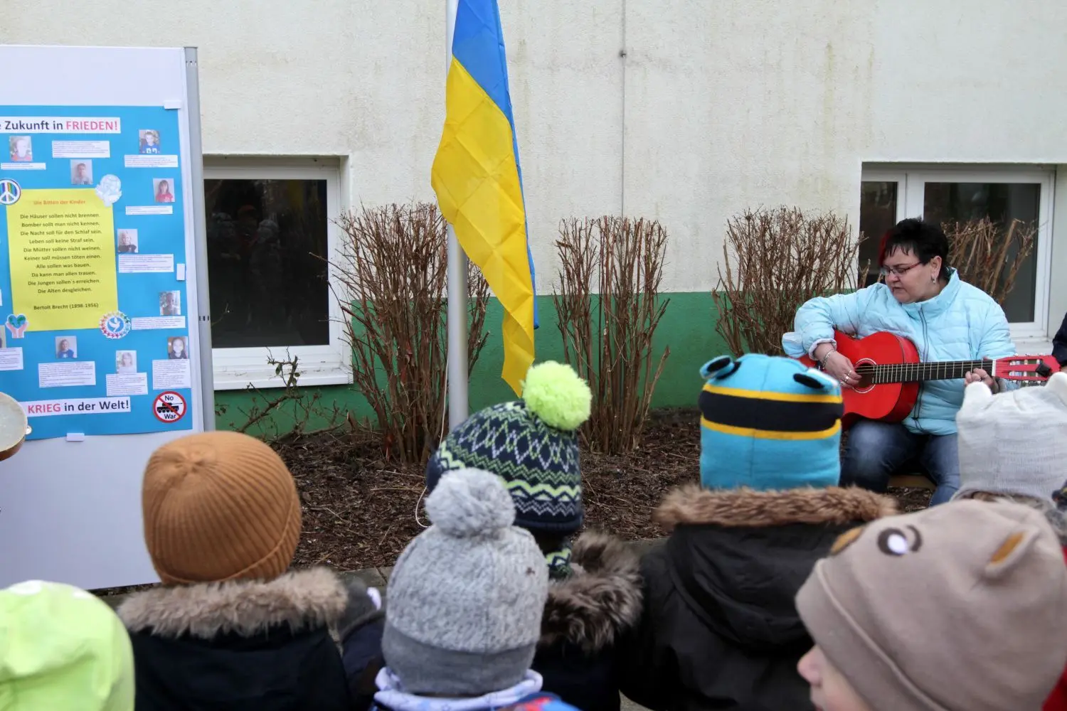 Die Kinder der Kita "An der Weinbergsiedlung" in Lauchhammer Mitte sangen das Lied „Kleine weiße Friedenstaube“ und machten ordentlich Krach mit ihren Instrumenten. Zum Abschluss hissten sie noch die Fahne der Ukraine auf ihren Vorplatz.