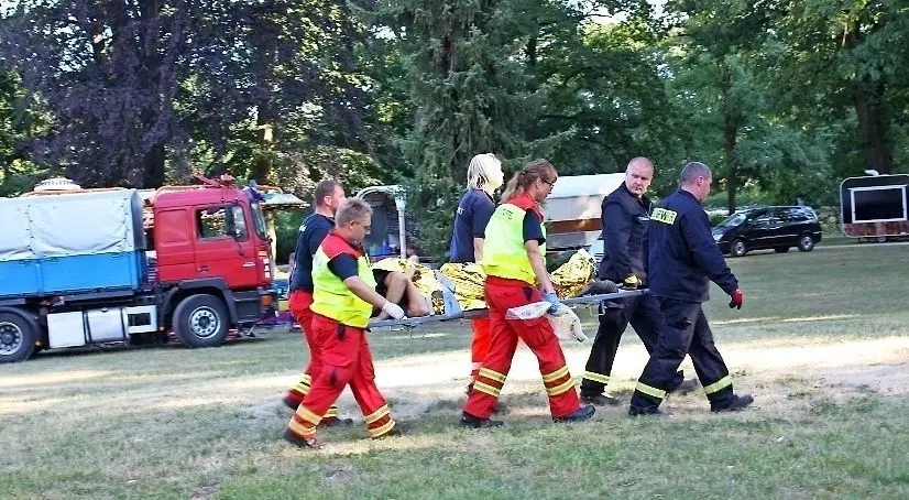 Die Verletzten werden von den Rettungskräften abtransportiert und in Zelten versorgt. Mehrere müssen ins Krankenhaus gebracht werden.