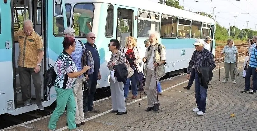 Zwischen 2014 und 2016 ist die Seenland-Bahn bereits mehrmals in den Sommermonaten zwischen Dresden und Senftenberg unterwegs gewesen.Jetzt sollen moderne VVO-Bahnen fahren.