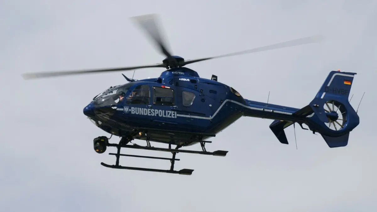 Bei der Suche nach einem flüchtigen Autofahrer hat die Polizei am Mttwochmorgen in Reutlingen auch einen Hubschrauber eingesetzt.
24.06.2022, Sachsen, Bad Gottleuba-Berggießhübel: Ein Hubschrauber der Bundespolizei fliegt über einer temporär wiedereingeführten Grenzkontrolle an der deutsch-tschechischen Grenze entlang. Die Kontrollen werden anlässlich des bevorstehenden G7-Gipfels in Elmau zeitlich und örtlich flexibel durchgeführt. Foto: Robert Michael/dpa +++ dpa-Bildfunk +++