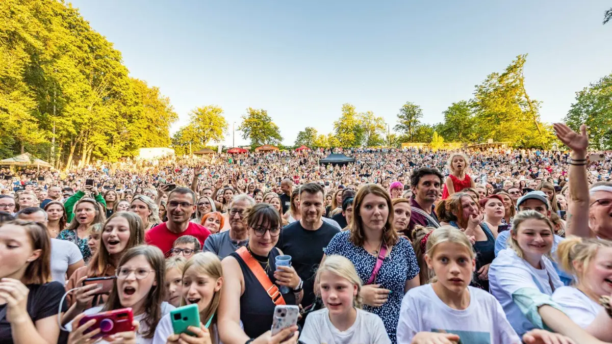 Zu den Konzerten an der Freilichtbühne in Spremberg, hier bei Lea, strömen Tausende.