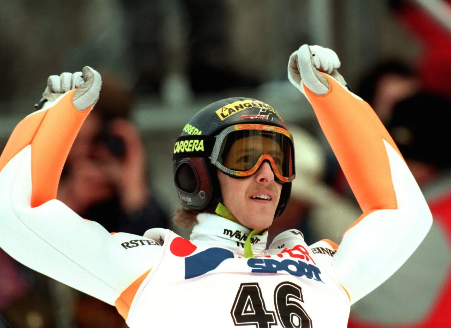 Jens Weißflogs großer Moment bei der deutsch-österreichischen Vierschanzen-Tournee 1996. Mit 31 Jahren gewann der freundliche Sachse zum vierten Mal in Bischofshofen. Heute ist er in Sorge um sein Hotel in Oberwiesenthal und sauer auf die Politik.