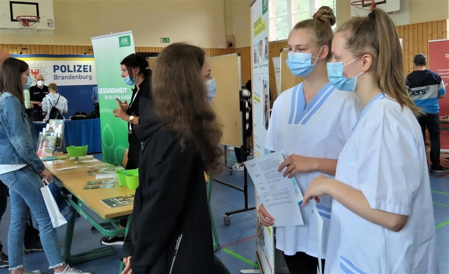 Die Schülerin Nora Ellis im Gespräch mit Jennifer Donat und Kimberly Kriester (r.). Die beiden jungen Frauen lassen sich im Spremberger Krankenhaus zu Pflegefachfrauen ausbilden. Lust auf den Beruf hatten sie in einem Freiwilligen Sozialen Jahr bekommen.