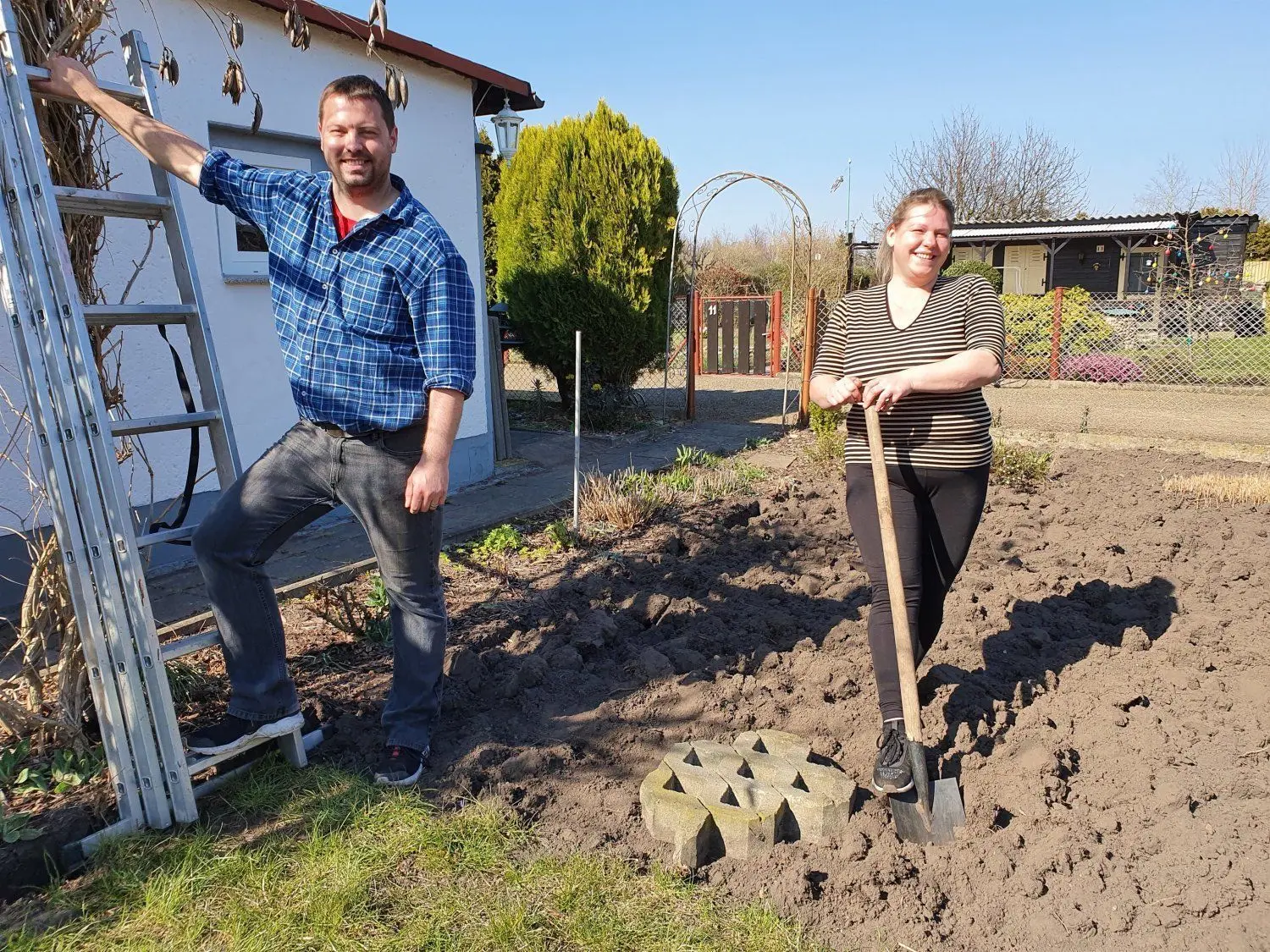 Einmal Umgraben und Ranken schneiden, bitte! Nicole Moczygemba (38) und Toni Eichler (31) starteten Mitte März ins neue Gartenjahr.