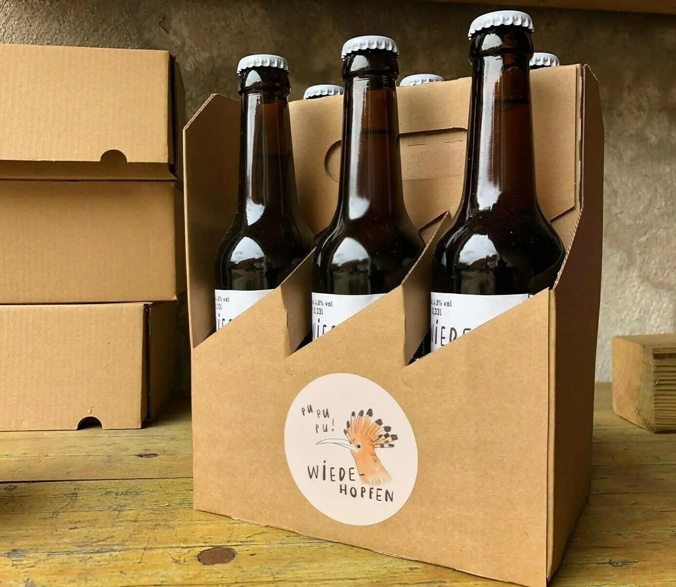 Das Bier gibt es im klassischen Kasten oder aber im Sixpack.