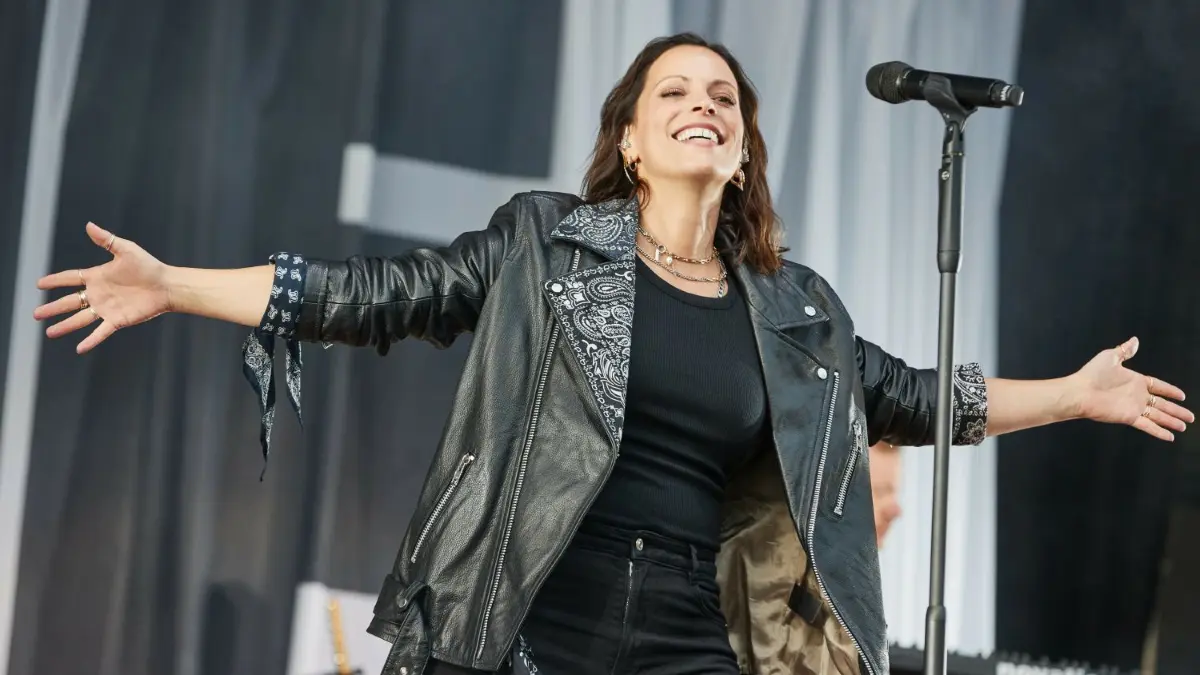 Stefanie Kloß ist die Frontfrau der Band Silbermond.
26.05.2023, Hamburg: Sängerin Stefanie Kloß von der Band Silbermond steht auf der Freilichtbühne im Stadtpark. Mit ihrem Konzert im Hamburg startete die Band aus Bautzen ihre Tour zum neuem Album ·Auf Auf·. Foto: Georg Wendt/dpa +++ dpa-Bildfunk +++