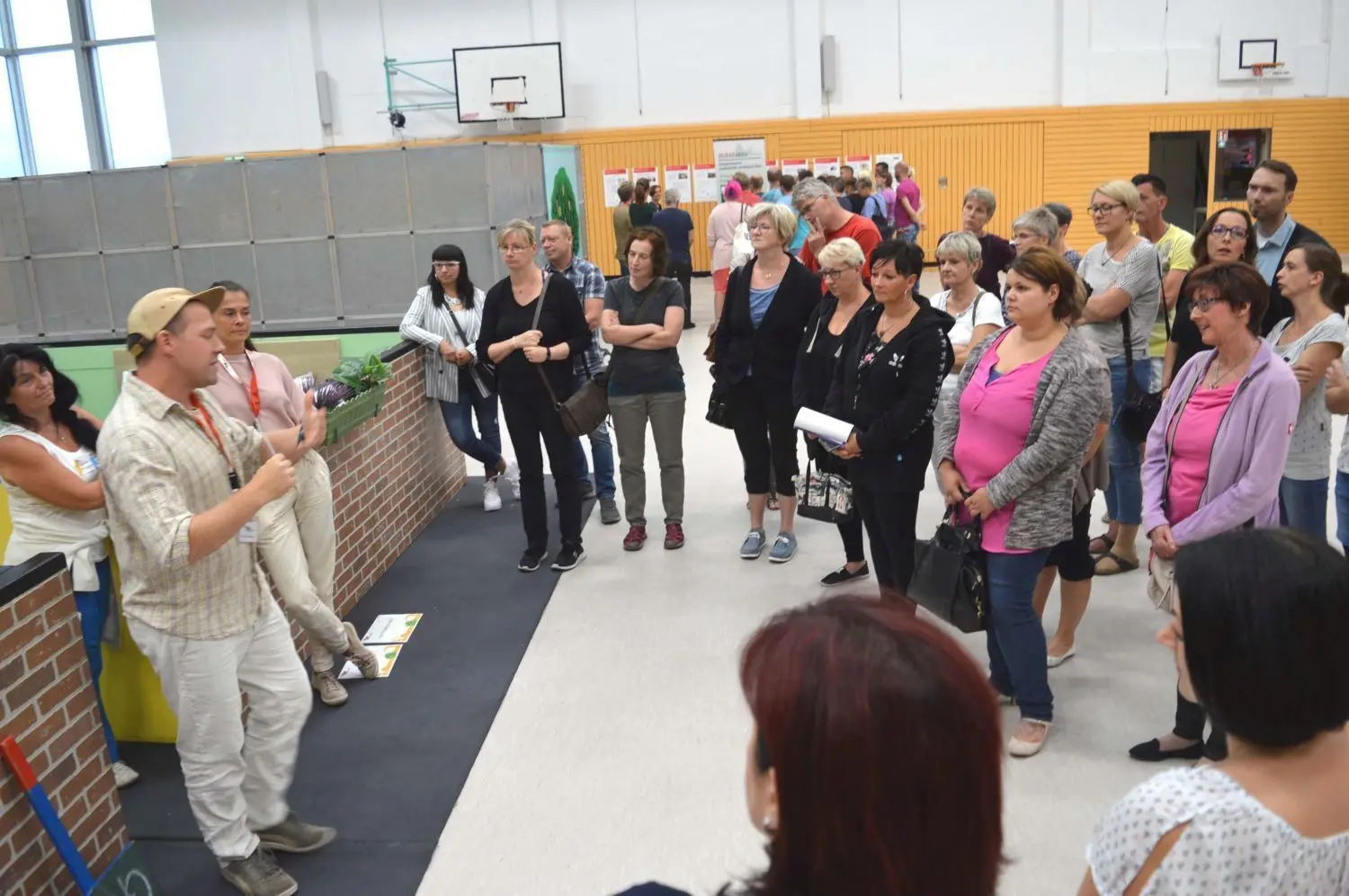 Neugierig waren die Eltern bei den sieben Stationen des Erlebnisparcours. Ihre Kinder entdeckten hier geschlechtersensibel ihre Stärken und verbanden diese mit realisierbaren beruflichen Perspektiven. Lebensplanungsthemen wie die Frage „Wie will ich später einmal leben?“, Freundschaft, Sexualität und Verhütung wurden altersgerecht integriert. ⇥