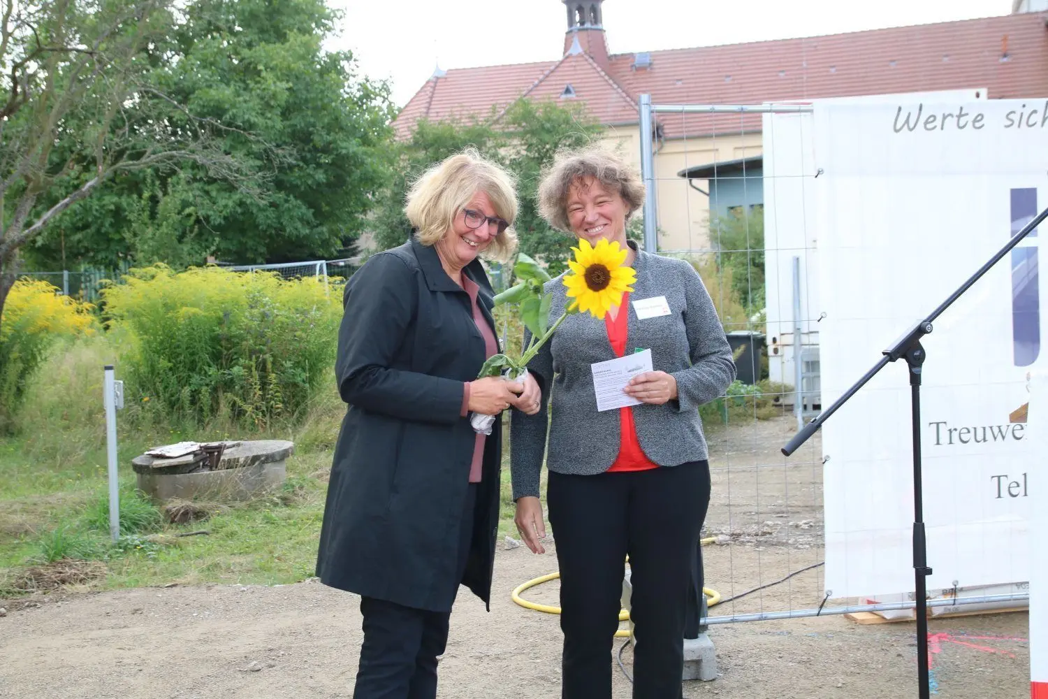 Eine Sonnenblume für die Referentin Bettina Schwarz, die als Chefin aller Caritas-Kitas, intensiv an den Vorbereitungen für den Bau mitgewirkt hat.