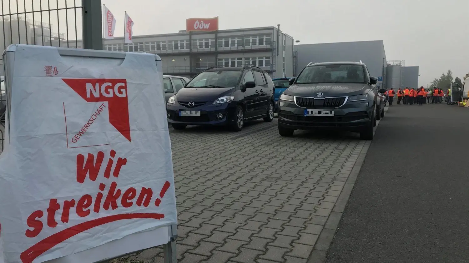 Warnstreik bei ODW Elsterwerda am 2. Oktober ab 4 Uhr. Etwa 150 Beschäftigte der Nacht- und Frühschicht haben sich auf dem Parkplatz vorm Werk versammelt.