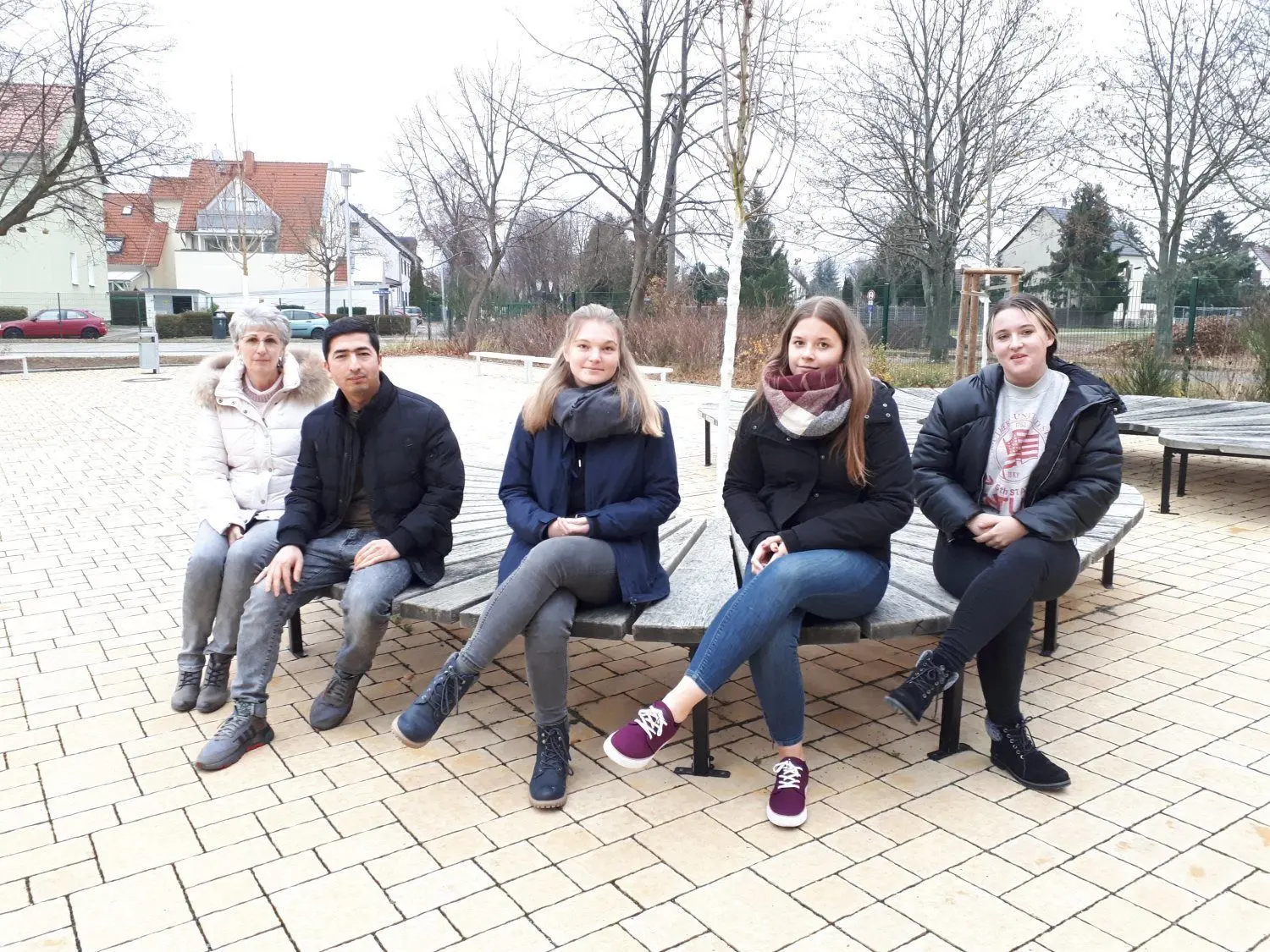 Sie hoffen gemeinsam auf einen Erfolg ihrer gerade gemeinsam initiierten Spendenaktion für den fünfjährigen Masseh: Sabine Loges, Mobin und die Schülerinnen Elisa, Celina und Elina (v.l.).