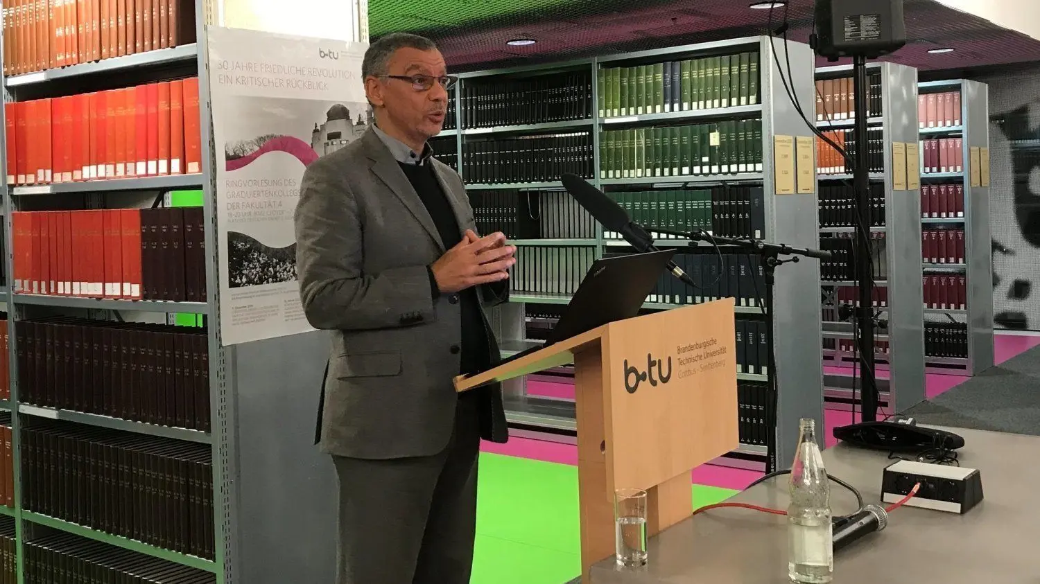 Der Historiker Patrice Poutrus bei seinem Vortrag in Cottbus