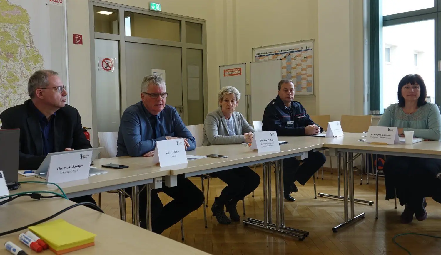 Der 1. Beigeordneter Thomas Gampe, Landrat Bernd Lange, Sozialdezernentin Martina Weber, Kreisbrandmeister Björn Mierisch und Gesundheitsamtsleiterin Annegret Schynol bei einer von vielen Presserunden zu Corona im Jahr 2020. Seit März hält der Virus den Kreis in Atem. Aus dieser Zeit stammt das Foto.