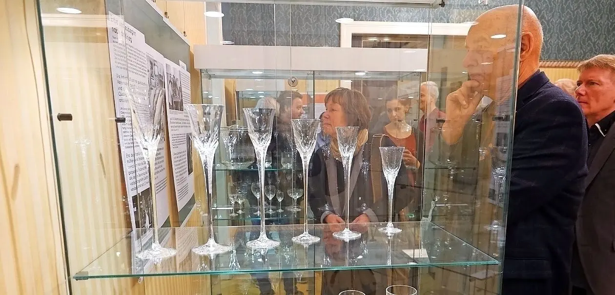 „Über den Augenblick hinaus - Glasgestaltung in Weißwasser von Wagenfeld bis heute“ heißt die neue Sonderschau im Glasmuseum Weißwasser. In dieser Vitrine werden Kelche von Georg Richter gezeigt.