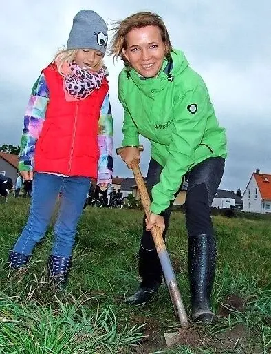 Maja Lehmann und ihre Tochter pflanzten einen Apfelbaum ein.