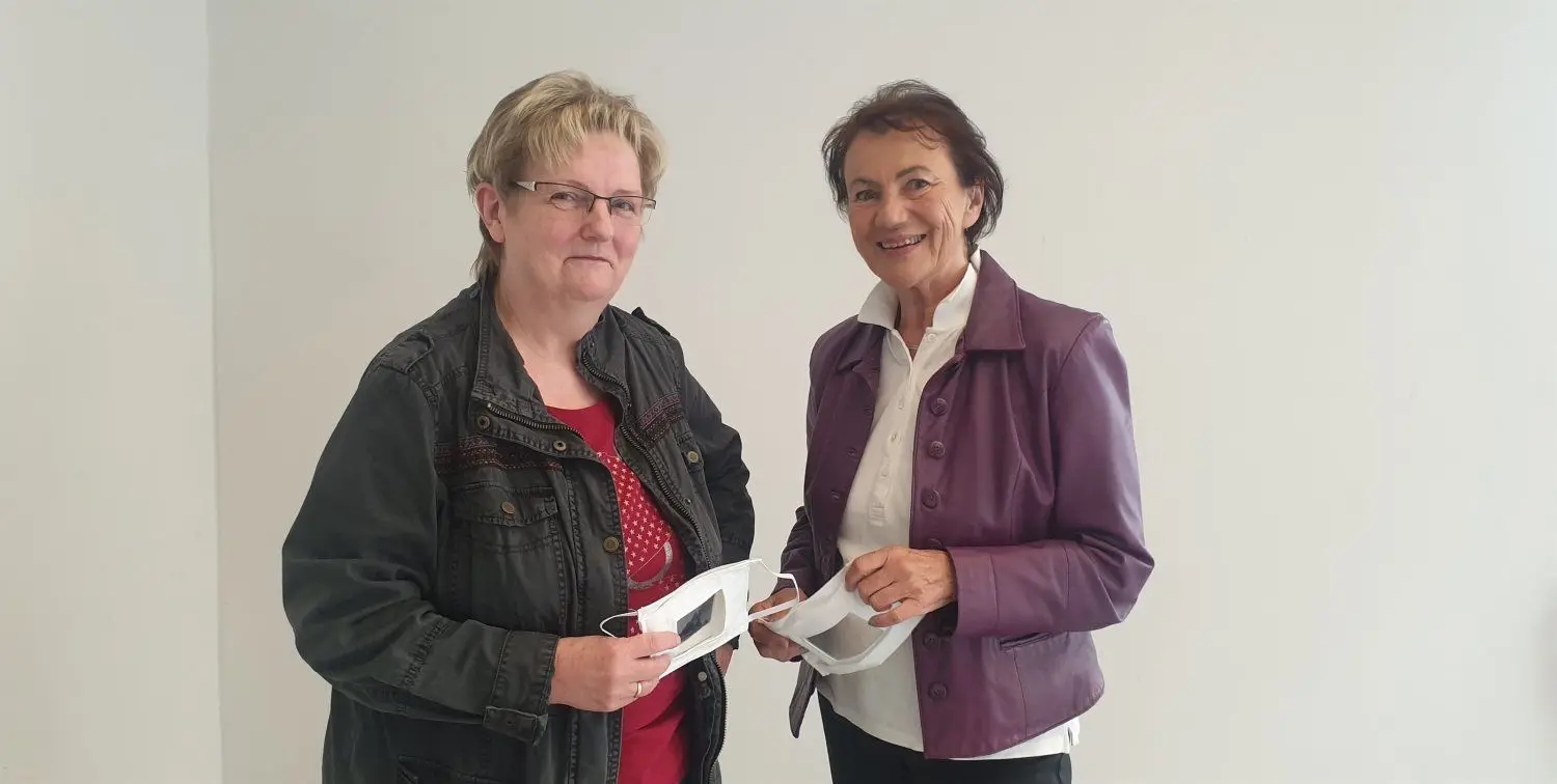 Ilona Dehner und Gudrun Heller-Richter arbeiten im Cottbuser Schwerhörigenverein mit. Sie warnen vor Betrügern, die den Namen des Vereins missbrauchen.