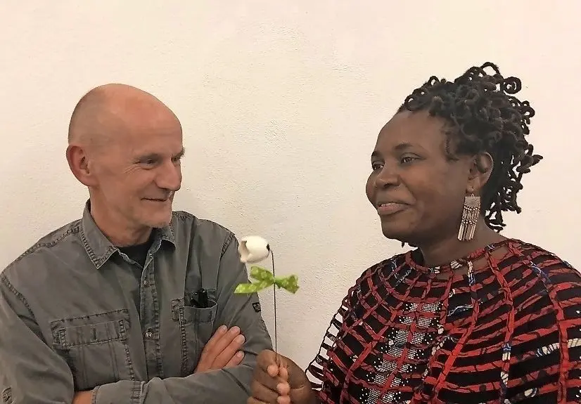 Hellen Nabukenya bei der Aussstellungseröffnung mit Matthias Körner