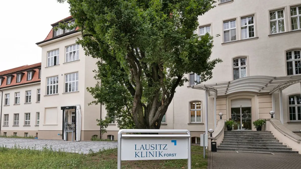 Die Kinderarztpraxis ist in der Lausitzklinik Forst untergebracht.
Lausitz Klinik Forst, Klinik, Notaufnahme, MVZ, Klinikeingang, Krankenhaus, Rosenstadt
