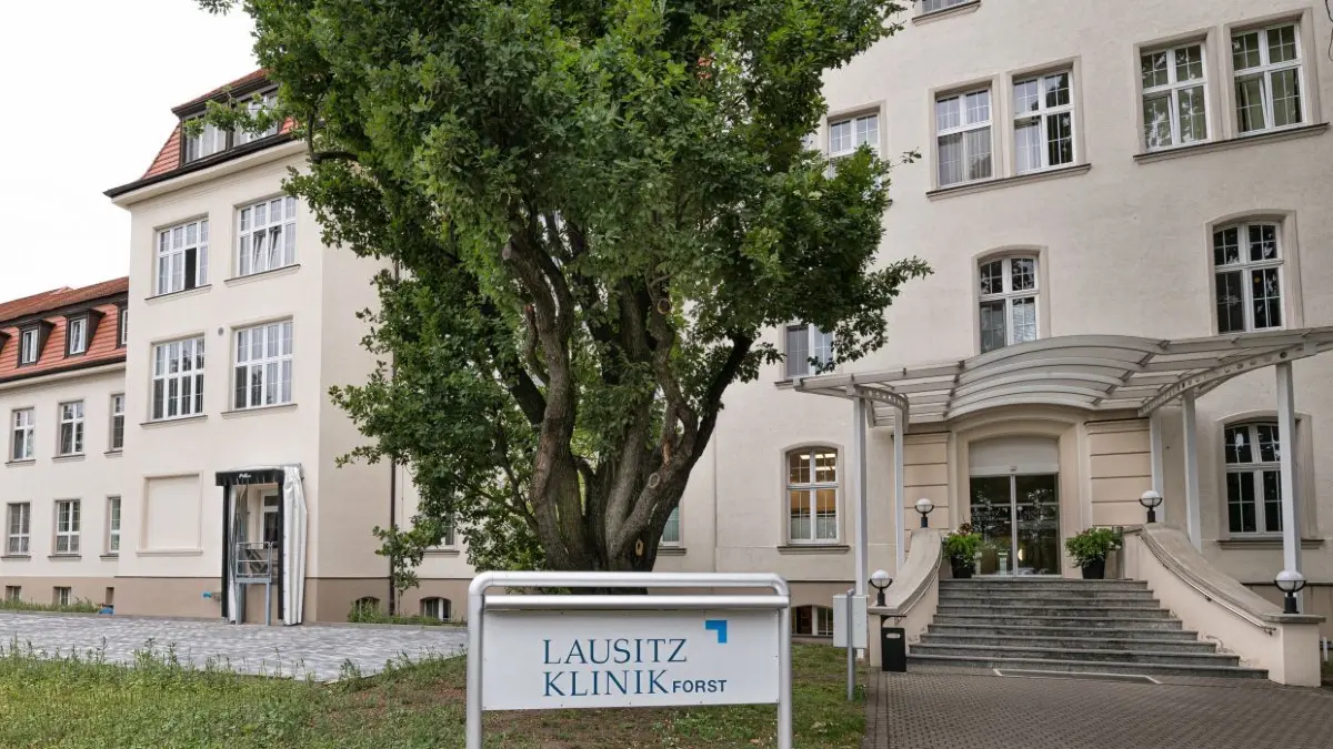 Die Kinderarztpraxis ist in der Lausitzklinik Forst untergebracht.
Lausitz Klinik Forst, Klinik, Notaufnahme, MVZ, Klinikeingang, Krankenhaus, Rosenstadt