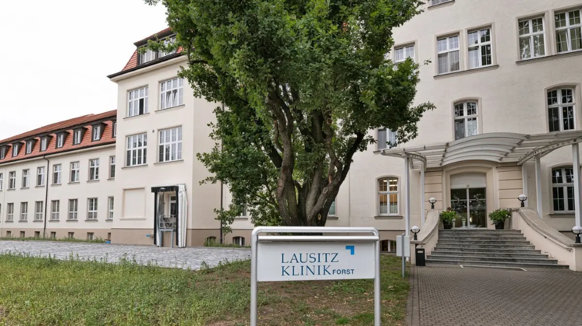Die Kinderarztpraxis ist in der Lausitzklinik Forst untergebracht.
Lausitz Klinik Forst, Klinik, Notaufnahme, MVZ, Klinikeingang, Krankenhaus, Rosenstadt