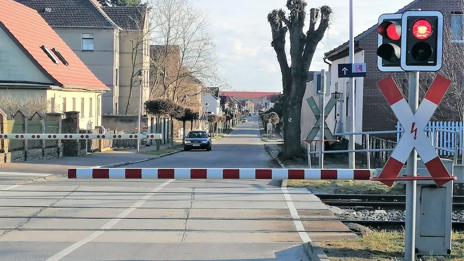 Gewollte Sichtachse vom Bahnhof Plessa zum Kulturhaus. Heute kaum zu glauben: Die Bahnhofstraße ist einst die Flaniermeile des Ortes gewesen.