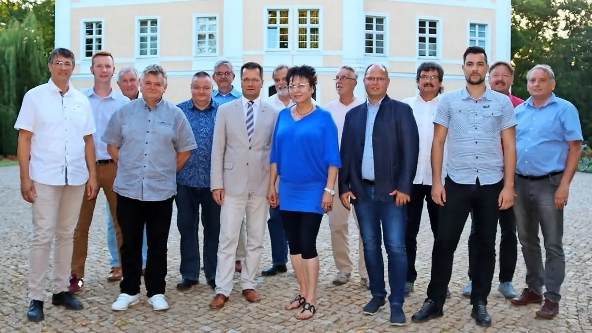 Gunther Schmidt, Chris Mielchen, Detlef Henseler, Dietmar Schmidt, Uwe Jeschke, Andreas Malik, Bengt Kanzler, Hans-Ulrich Reuter, Karola Schmidt, Winfried Böhmer, Hagen Banusch, Berndt Gubatz, Manuel Schmidt, Wilfried Tributh und Ulrich Lagemann. Es fehlen: Stefan Schön, Josephine Götze, Hanka Kurz. ⇥
V.l.n.r.: Gunther Schmidt, Chris Mielchen, Detlef Henseler, Dietmar Schmidt, Uwe Jeschke, Andreas Malik, Bengt Kanzler, Hans-Ulrich Reuter, Karola Schmidt, Winfried Böhmer, Hagen Banusch, Berndt Gubatz, Manuel Schmidt, Wilfried Tributh und Ulrich Lagemann. Nicht anwesend: Stefan Schön, Josephine Götze, Hanka Kurz..