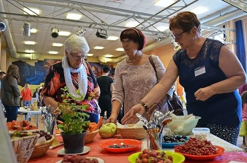 Ernährungsberaterin Silvia Melde (r.) in ihrem Element  im Beratungsgespräch mit zwei Damen.