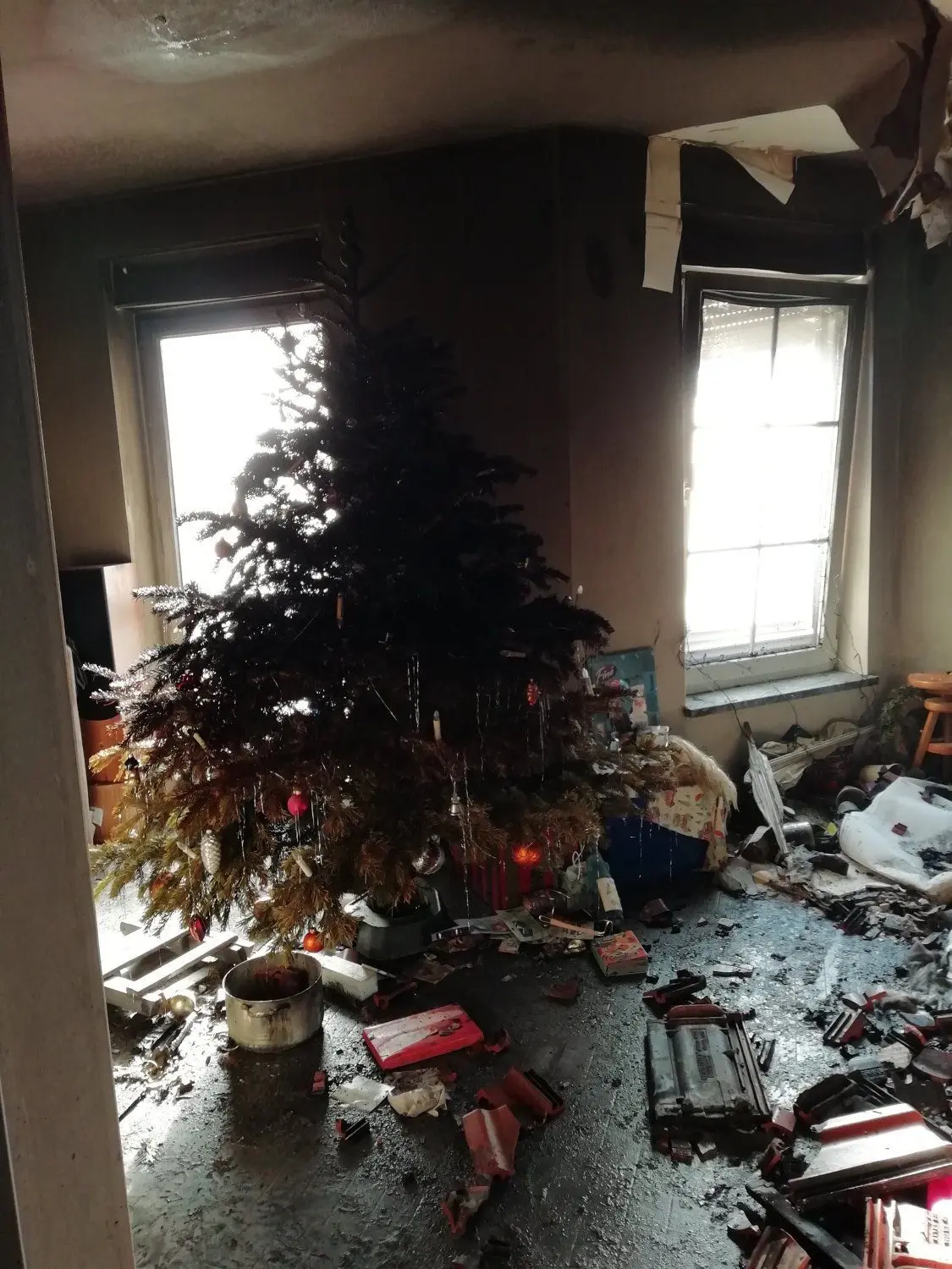 Ein kleines Wunder am Weihnachtsbaum: Die Kugeln blieben vom Feuer unversehrt.