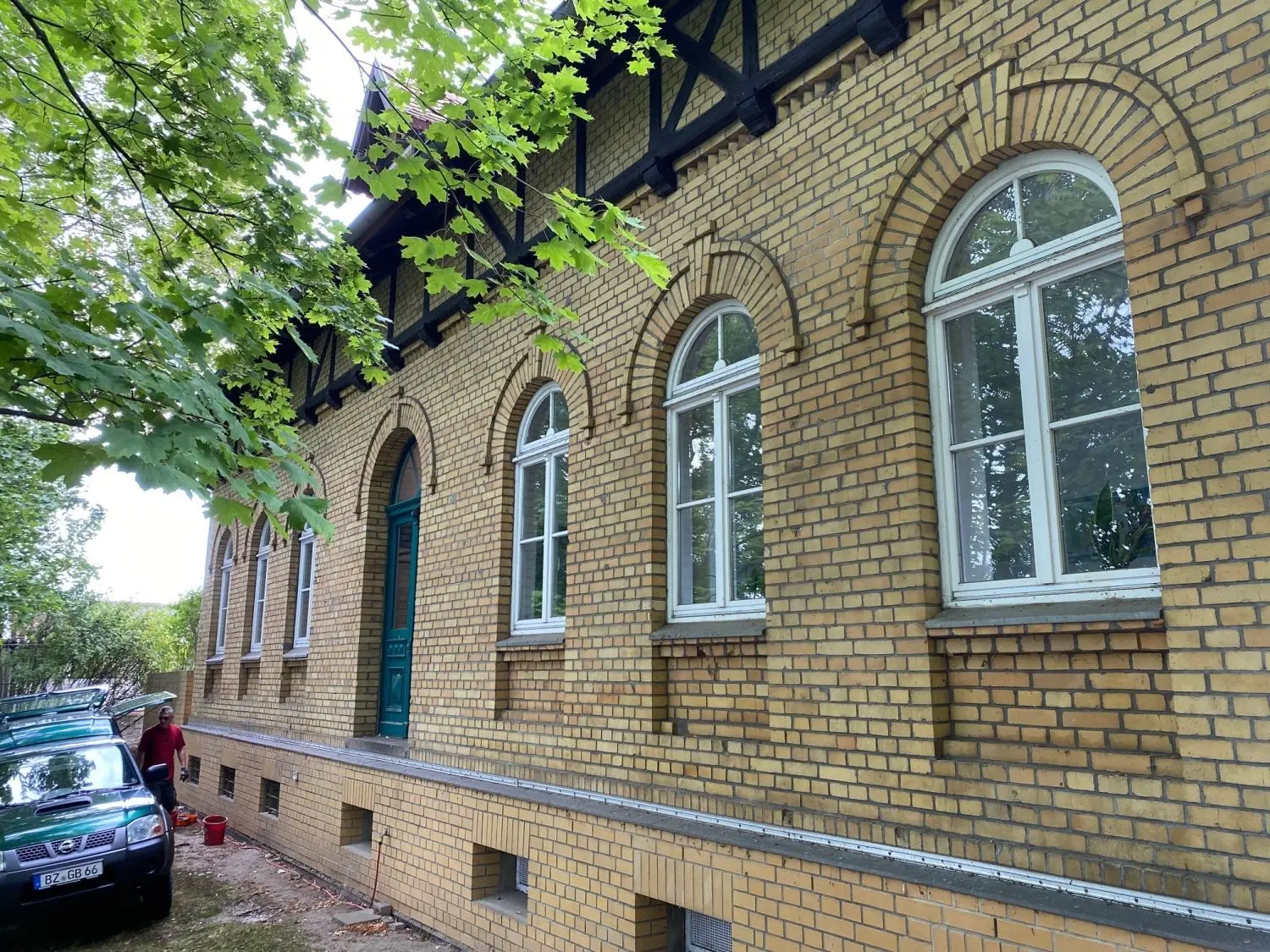Blick auf die Rückseite der Volkshochschule. Dort laufen Probebohrungen, um das geplante Bauprojekt vorzubereiten.