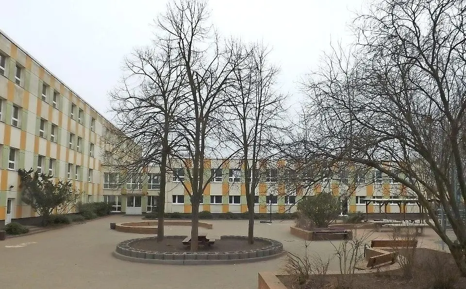 Die Friedrich-Ludwig-Jahn-Grundschule soll parallel zum Haupthaus (links) einen Anbau bekommen. Der Flachbau (Mitte) würde dem Schulhof Platz machen.