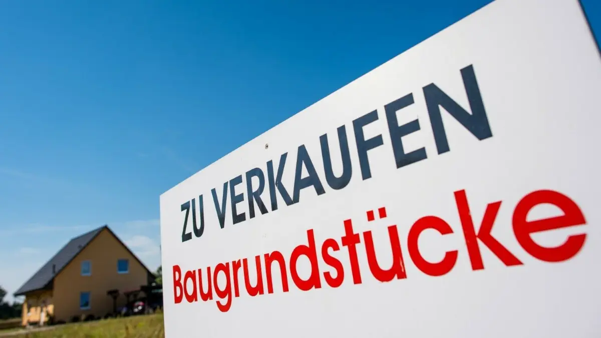 Baugrundstücke soll es bald in Lübben geben.
Ein Schild mit der Aufschrift «Zu verkaufen - Baugrundstücke» steht an einem Grundstück. (Zu dpa "Bauland in Deutschland so teuer wie nie - vor allem in den Städten") +++ dpa-Bildfunk +++