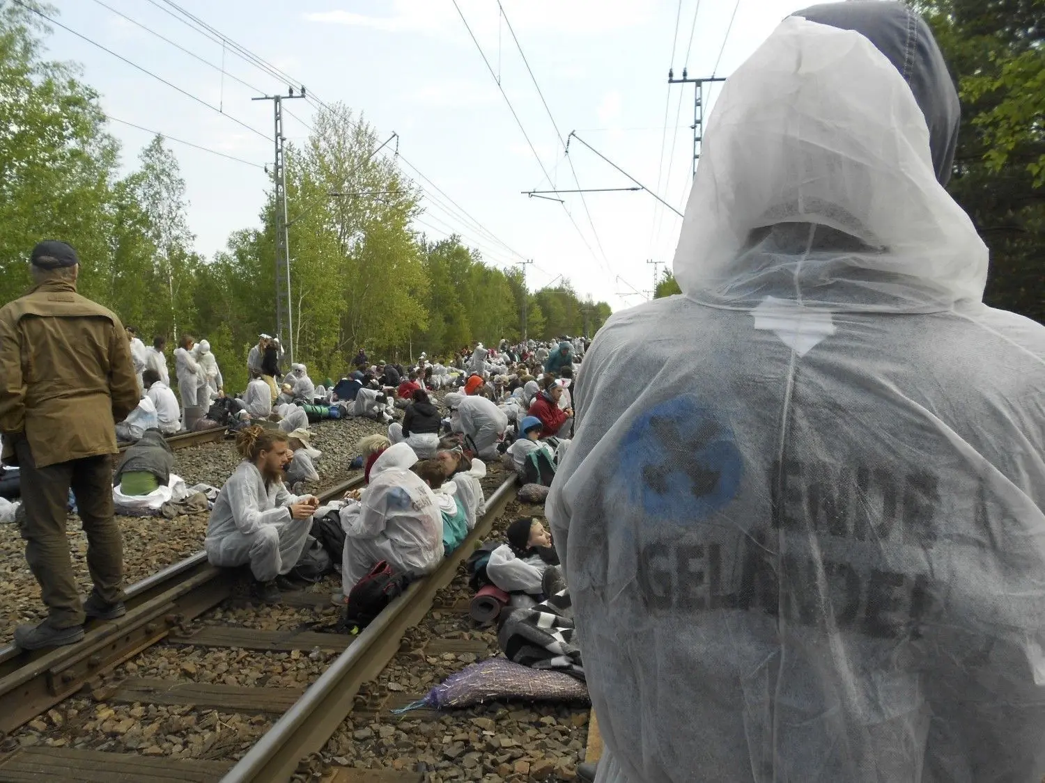 Klimacamp Ende Gelaende Welzow: Das Netzwerk „Ende Gelände“ organisierte die Besetzungen.Besetzer der Kohlebahngleise am Pfingstwochenende. Klemmschuhe unter abgestellten Kohlewagen brachten einige zum Entgleisen.Das Klimacamp mit der Initiative Ende Gelände sorgte vergangenes Jahr für Furore auch in Welzow. Die überregional agierenden Kohlegegner wollen dieses Jahr im rheinischen Revier protestieren, aber wieder in die Lausitz zurückkommen. Archivfoto: Simone Wendler/rww1  Klimacamp in der Lausitz 2016: Blockade der Kohlezufuhr.
