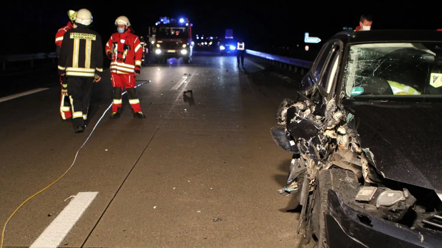 Am Dienstagmorgen, 15. Dezember, ereignete sich auf der BAB 13 an der Anschlussstelle Ruhland in Fahrtrichtung Dresden ein Verkehrsunfall, der den Berufsverkehr beeinflusste. Dabei fuhr ein Lkw einem Pkw VW auf.