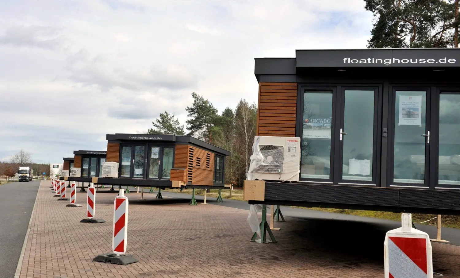 Vier Floatinghouses wurden im März an eine Steganlage am Bärwalder See angedockt.