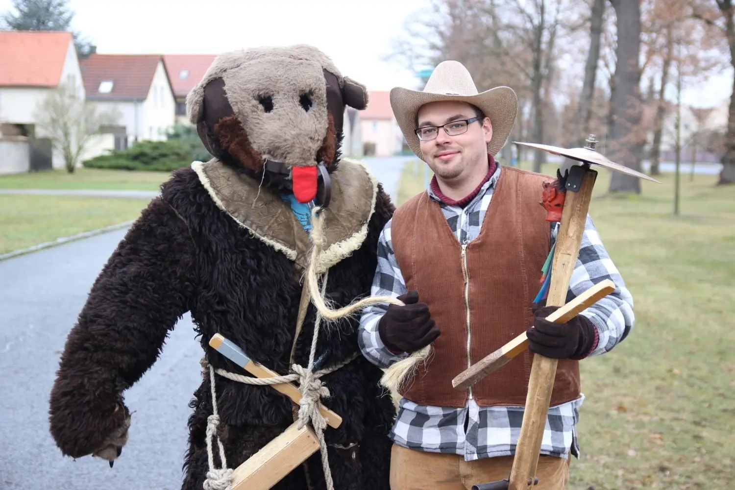 Der Bär und sein Treiber mit der Teufelsgeige: Hier machen gerade Jens Schönherr und David Förster (r.) die Wiednitzer Dorfaue unsicher.
