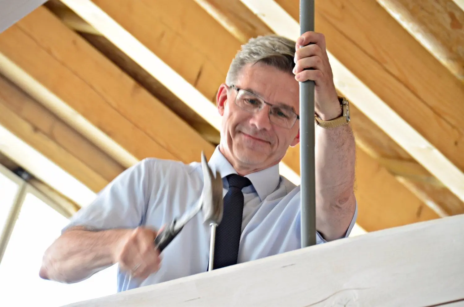 Am 18.Juni 2021 wurde Richtfest für die neue Stadthalle in Finsterwalde, die Kulturweberei heißen wird, gefeiert. Bürgermeister Jörg Gampe schlägt den symbolischen letzten Nagel ein.